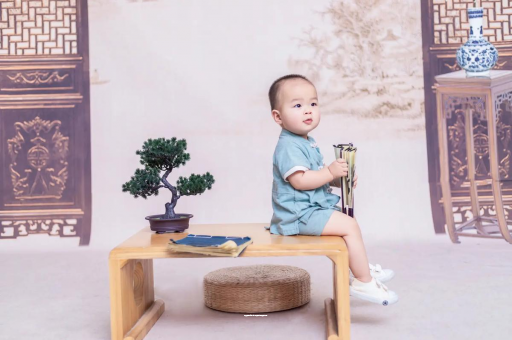 鹤壁女宝宝换尿布